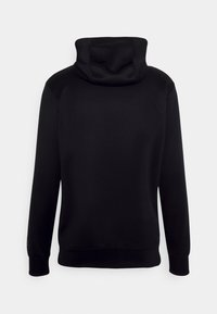 Svart hoodie med hög krage, långa ärmar och ribbade muddar. Tillverkad av ett mjukt tyg, har en minimal design utan synliga logotyper.