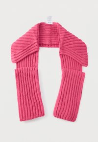 Fular roz tricotat cu textură reiată, având capete late și un design cu guler pliat pentru căldură și acoperire.