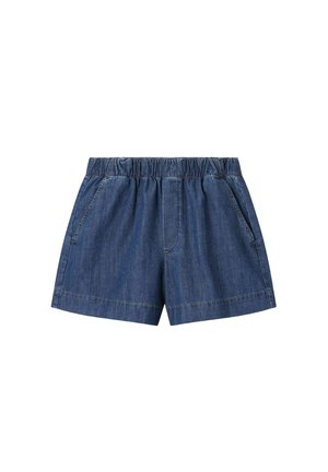 Blauwe denim shorts met elastische tailleband, zijzakken en zichtbare naden op een witte achtergrond.