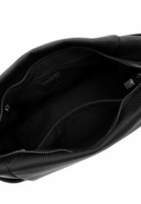 Schwarzes Textil-Innenleben der Handtasche mit einem Reißverschlussfach, glattem Futter und nahtlosen Kanten. Verfügt über einen robusten Reißverschluss und ein minimalistisches Design.