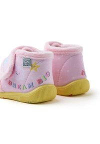 Pantofole di stoffa rosa con risvolti arrotondati, caratterizzate dalla scritta "SOGNARE IN GRANDE" in lettere colorate e motivi a stella, con una suola in gomma gialla.