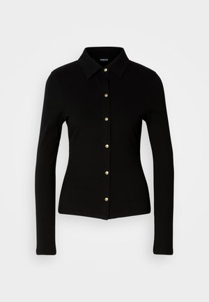 Zwarte geribbelde shirt met lange mouwen en een kraag, voorzien van gouden knopen aan de voorkant en een getailleerde pasvorm.