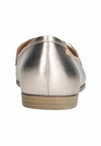 Ballerina metallic oro rosato con tacco basso, punta arrotondata e dettagli di cucitura discreti lungo la cucitura posteriore. Texture superiore simile alla pelle.