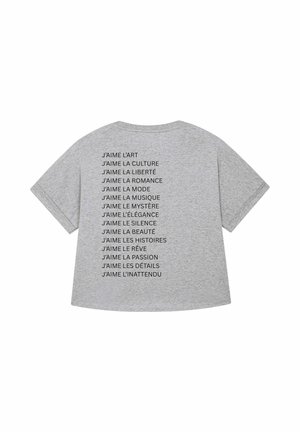 T-shirt grigio a maniche corte con diverse frasi in francese che esprimono amore per l'arte, la cultura, la libertà e altro, allineate verticalmente sulla schiena.