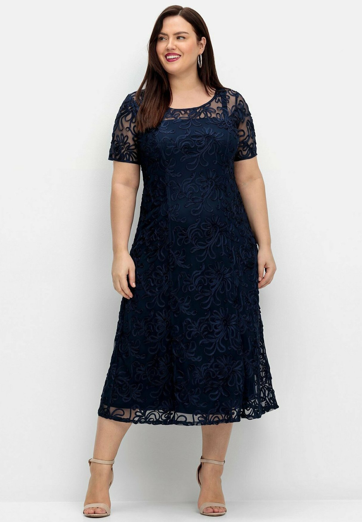 sheego by Joe Browns Robe longue effet cache-cœur, avec volants en noir