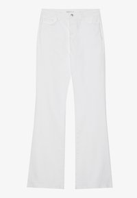 Jeans de campana blancos hechos de denim, que cuentan con un bolsillo frontal, una cintura con botón y una textura suave. Diseño limpio sin patrones visibles.