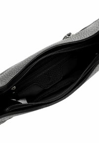 Graue strukturierte Stofftasche mit einem Reißverschlussverschluss. Das Innere ist mit einem schwarzen Futter ausgestattet und verfügt über eine zusätzliche kleine Reißverschlusstasche zur Organisation.