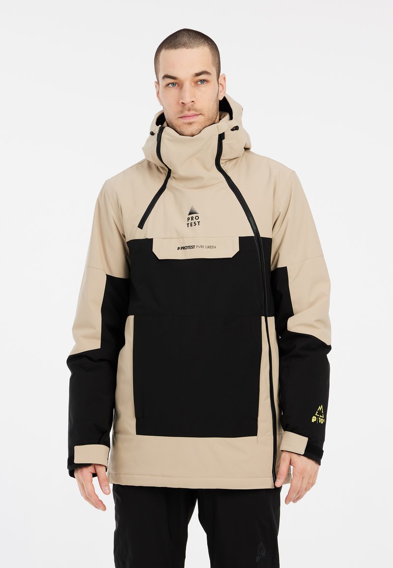 Beige en zwarte waterdichte jas met verstelbare capuchon, voorzak, logodetails en contrasterend kleurblokontwerp. Gladde textuur.
