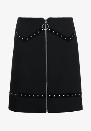 Zwarte minirok met een zilveren rits in het midden, metalen studs op de tailleband en zoom, en een ronde ritsring als trekker.