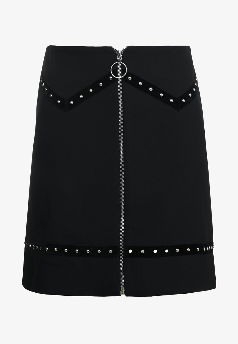 Mini-jupe noire avec une fermeture éclair argentée au centre, des clous métalliques sur la ceinture et l'ourlet, et un anneau circulaire comme tirette de fermeture éclair.