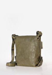 Borsa a tracolla in pelle verde oliva con superficie testurizzata, apertura superiore con cerniera, tracolla regolabile e dettagli in metallo sui lati. Forma quadrata compatta.