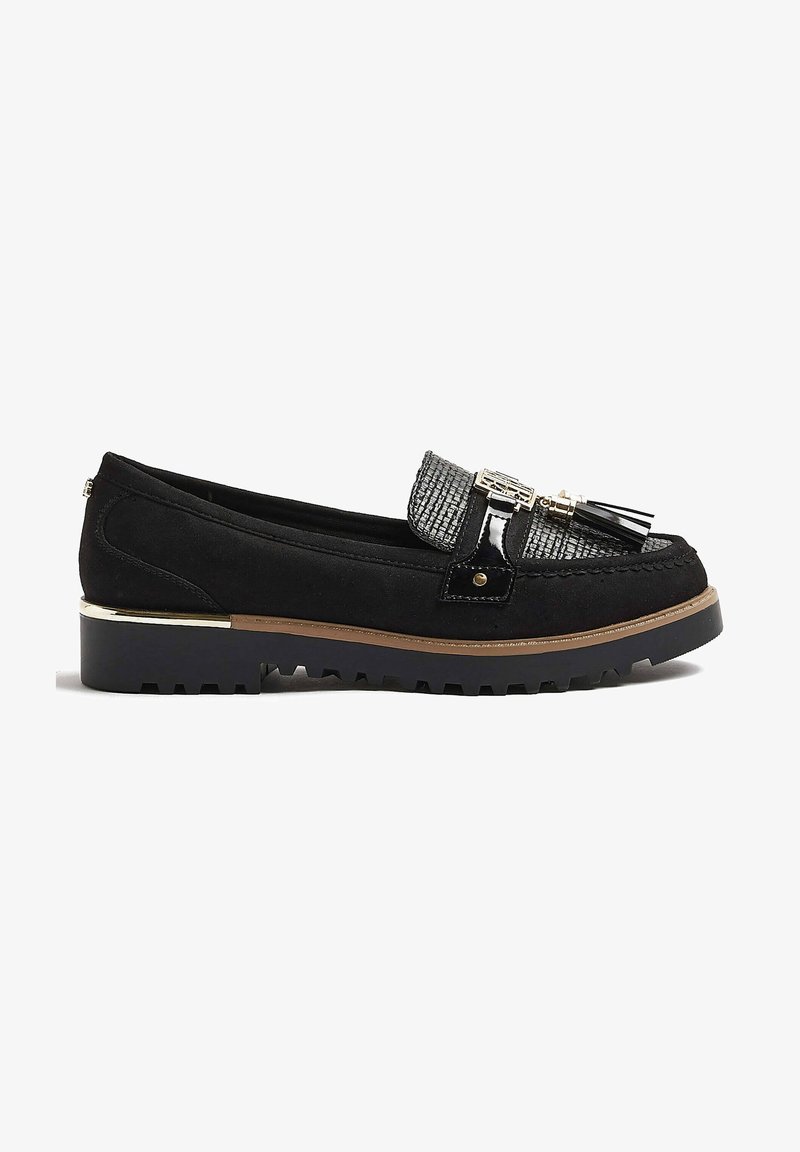 Mocassins en daim noir avec un accent en cuir verni noir texturé, une garniture dorée et une semelle marron contrastante dotée d'un motif de bande de roulement robuste.