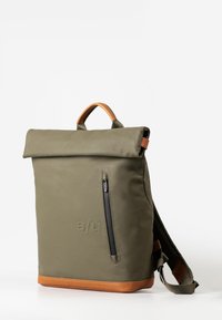 Zaino arrotolabile verde oliva con un accento in pelle marrone, dotato di una tasca frontale con zip e spallacci regolabili per un trasporto comodo.