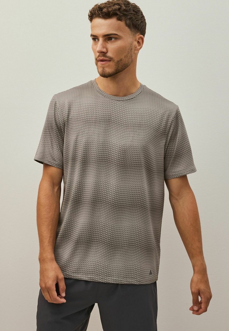 Grå tekstureret kortærmet T-shirt med et subtilt bølget mønster, rund halsudskæring og et lille logo fra mærket ved sømmen.