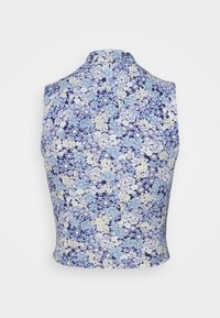 Top sem mangas com padrão floral em tons de azul e branco, apresentando um decote alto e um corpete justo. Textura de tecido suave.