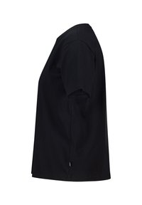 T-shirt noir en coton à manches courtes, vu de côté, avec une petite étiquette près de l'ourlet inférieur sur un fond blanc.