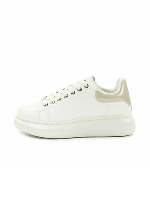 - Sneakersy niskie