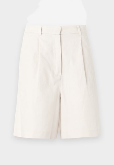 Shorts ajustés couleur crème à taille haute avec passants pour ceinture, plis devant et fermeture avant dissimulée.