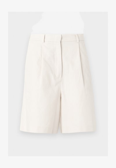 Shorts ajustés couleur crème à taille haute avec passants pour ceinture, plis devant et fermeture avant dissimulée.