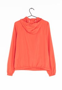 Jasnopomarańczowa, lekka kurtka z kapturem, z elastycznymi mankietami i ściąganym dołem. Gładka tekstura, minimalistyczny design, bez widocznych kieszeni czy metalowych elementów.