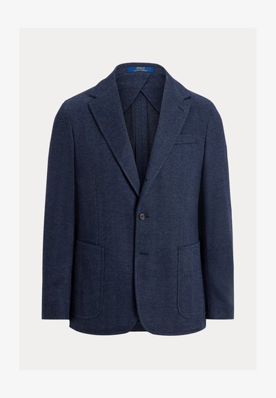 Blazer azul-marinho com padrão espinha de peixe, apresentando um único botão, lapelas com entalhe, dois bolsos frontais e textura suave.