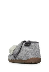 Zapatilla de fieltro gris con una cinta gris, que presenta una superficie texturizada y un adorno de pompom blanco. Suela de goma para tracción y durabilidad.