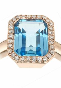 Prsten s plavim pravokutnim dragim kamenom u rozoj zlatu, okružen malim prozirnim kamenčićima, s poliranim završetkom i osmerokutnom postavom.