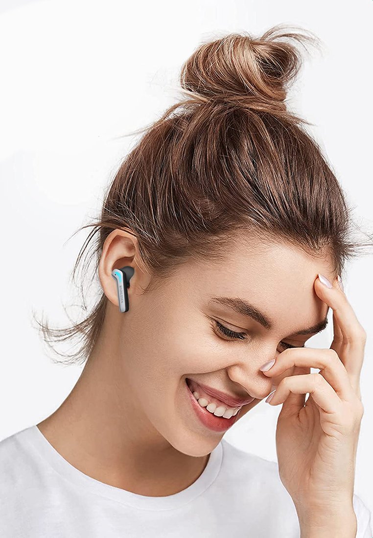 Auricolari wireless con un corpo nero e accenti azzurri, caratterizzati da un design slanciato e compatto. tappi in silicone morbido per comfort e aderenza.