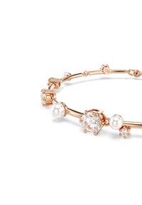 Roze gouden armband met ronde parels en meerdere heldere kristallen, met een glad en strak ontwerp en geometrische accenten.