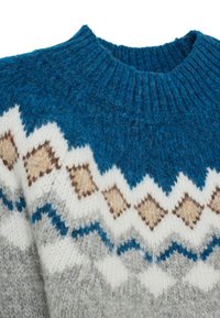 Maglione lavorato a maglia con colletto rotondo a coste blu, corpo grigio e un motivo decorativo di diamanti bianchi e beige con accenti blu.