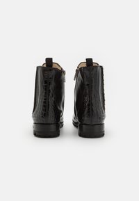 Botas de tobillo negras con un acabado brillante de textura de cocodrilo grabada, cremallera en la parte trasera y una pestaña para facilitar el calzado, con una suela gruesa para un mejor agarre.