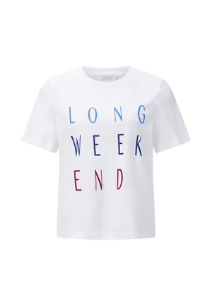 Bela bombažna majica s krožnim izrezom; vsebuje večbarven napis: "LONG" v modri, "WEEK" v temnejši modri in "END" v roza. Kratko zasnovana.