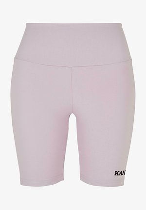 Jasnoróżowe rowerowe spodenki z wysokim stanem, wykonane z elastycznego materiału. Posiadają gładką teksturę oraz kontrastowe czarne logo na prawej nogawce.