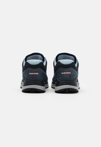 Dunkelblaue Sportschuhe mit einem Obermaterial aus Mesh und Wildleder, hellblauem Innenfutter und kontrastierendem pinken Logo. Verfügt über eine strukturierte schwarze Sohle.