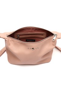 Borsa a tracolla in pelle rosa chiaro con chiusura a zip, tasca interna e stelle decorative e borchie sul fronte. Texture liscia, forma morbidamente sagomata.