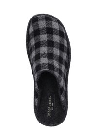 Pantofole di lana con un motivo a scacchi nero e grigio, design a punta chiusa, texture morbida e suola grigia scura. Etichetta del marchio visibile.