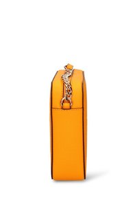 Borsa rettangolare arancione con finitura testurizzata, dotata di tracolla a catena argentata e rifiniture nere a contrasto lungo i bordi.