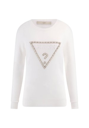 Maglione bianco con un design triangolare prominente che presenta la parola "GUESS" e un punto interrogativo, arricchito da borchie in tono silver e finiture testurizzate.