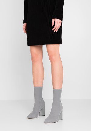 Stivaletti con tacco - grey