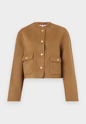 Střihová hnědá vlněná bunda s kulatým výstřihem, zlatými knoflíky a dvěma předními kapsami s klopami. Hladká textura, minimalistický design.