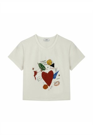 Bílý bavlněný tričko s kratším střihem, zdobené barevnými ručně kreslenými grafikami, včetně hvězd a červeného srdce. Značka: TWIST.