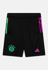 Pantalones cortos deportivos negros con cintura elástica, que presentan rayas verdes y rosas en los laterales, y el logo del FC Bayern München con cinco estrellas.