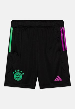 Pantalones cortos deportivos negros con cintura elástica, que presentan rayas verdes y rosas en los laterales, y el logo del FC Bayern München con cinco estrellas.