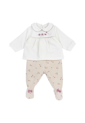Haut bébé blanc à manches longues avec broderie cerise rose, associé à un pantalon beige avec pieds, orné de petites imprimés cerises et de nœuds roses aux pieds.