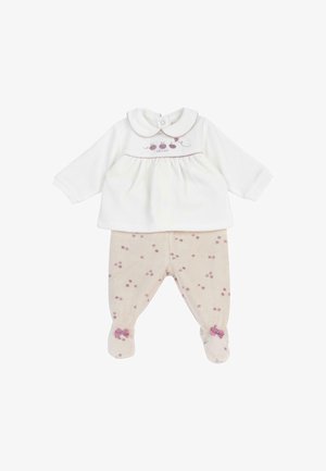 Haut bébé blanc à manches longues avec broderie cerise rose, associé à un pantalon beige avec pieds, orné de petites imprimés cerises et de nœuds roses aux pieds.