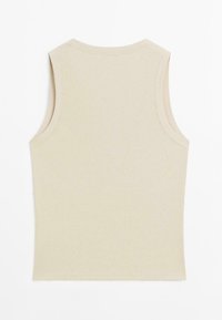 Beige ribbet tanktop med rund halsudskæring og lige kant. Lavet af strækbart stof, der giver en tætsiddende silhuet uden sømme.