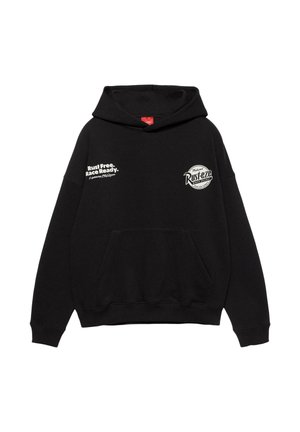 Hanorac negru cu buzunar frontal, text alb „Rust Free. Race Ready. Lightning McQueen” pe partea stângă a pieptului și logo circular „Rust-eze” pe partea dreaptă a pieptului.