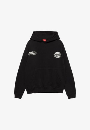 Musta huppari, jossa etutasku, vasemmassa rinnassa valkoinen teksti "Rust Free. Race Ready. Lightning McQueen" ja oikeassa rinnassa pyöreä "Rust-eze"-logo.