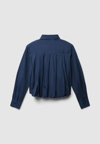 Marineblaues, kurzes Hemd mit langen Ärmeln, plissiertem Rückendesign, Manschetten mit Knöpfen und umklappbarem Kragen. Glatte, leichte Stofftextur.