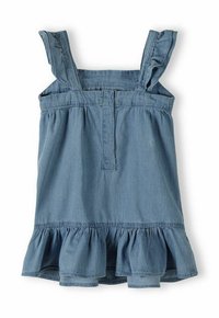 Robe en denim avec bretelles volantes, patte de boutonnage et ourlet froncé. Couleur bleu clair unie, texture douce, longueur courte.
